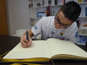Miguel Bou firmando en el Libro de Honro del La Nucía