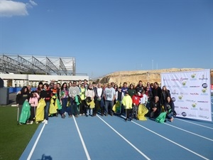 Los voluntarios en el Estadi Olímpic poco antes de iniciar la Jornada de Limpieza