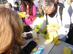 En el Estadi Olímpic se repartió el material necesario para la limpieza