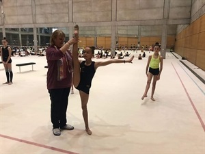 La seleccionadora Ana Baranova junto a la gimnasta nuciera María Morillas