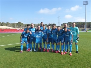 Bernabé Cano, alcalde de La Nucía junto a los jugadores del Zenit de San Petersburgoantes de iniciarse el partido