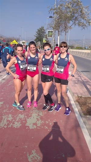 El equipo femenino del Club Atletismo La Nucía tras su gran actuación en el autonómico de Castellón