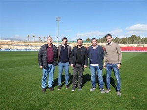 Durante la visita han analizado el estado del terreno de juego del Estadi Olímpic Camilo Cano