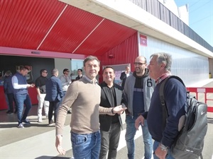 Antes de iniciar la visita Santi Denia saludó a César Ferrando, entrenador CF La Nucía, con el que coincidió en el At. Madrid y Albacete