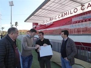 Bernabé Cano, alcalde de La Nucía, explicando algunas de las características técnicas del Estadi Olímpic a Santi Denia y Francis Hernández