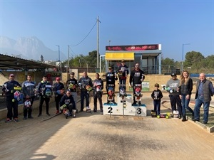 Los finalistas de la categoría absoluta junto a los ganadores: 1º David Todd, 2º Joaquín Moreno y 3º Roberto García y Jessica Gommans, concejala y Pepe Picón, pte. Club RC La Nucía