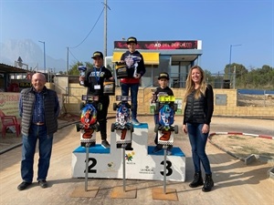 Los ganadores de la categoría junior: 1º David Todd, 2º Joaquín Moreno y 3º Paco Flores, junto a la concejala de La Nucía Jessica Gommans y Pepe Picón, pte. Club RC La Nucía