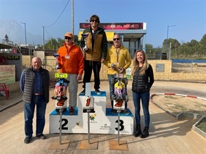 El podio de la categoría +40: 1º Pablo Pérez, 2º Roberto Díez y 3º Elías López junto a Jessica Gommans y Pepe Picón, pte. Club RC La Nucía