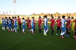 Jugadores de los dos equipos saludándose al inicio del partido
