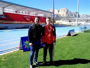 El joven deportista Erick Becklund con su medalla de oro junto a Bernabé Cano, alcalde de La Nucía en el Estadi Olímpic Camilo Cano