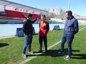 El joven deportista Erick Becklund contó de primera mano su triunfo en Castellón a Sergio Villalba, concejal de Deportes y Bernabé Cano, alcalde de La Nucía