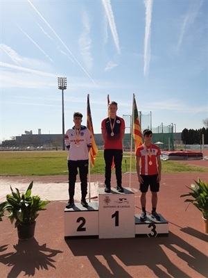 Erick Becklund en el podio junto a Ian González (2º) y Daniel Loureiro (3º) en el Podio