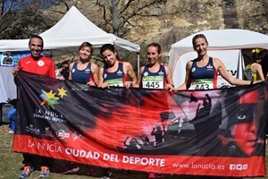Las cuatro atletas nucieras Pilar Rodríguez, María del Mar Pérez, Jessica Muñoz  y Mayte Javaloy en Soria junto a Jaime Barceló, vicepte. C.A. La Nucía