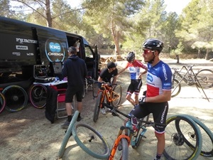 Los mecánicos del KMC Orbea hablando con el biker holandés Vader y Koretzky