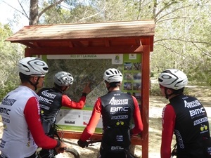 Los bikers del “Absolute Absalon- BMC” estudiando los recorridos de la Red BTT de La Nucía