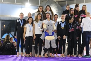 El equipo infantil en el podium, donde logró la medalla de plata
