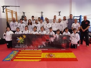 La selección Valenciana de Muay Thai junto a su seleccionadora Eva María Naranjo y Sergio Villalba, concejal de Deportes de La Nucía