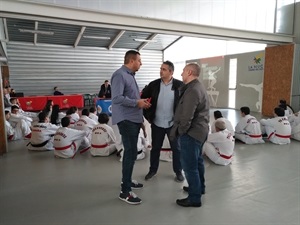 Guillermo Gijón, presidente de la Federación de Taekwondo de la Comunidad Valenciana y Juan Carlos Cobos, delegado en Alicante conversando con Sergio Villalba, concejal de deportes de La Nucía