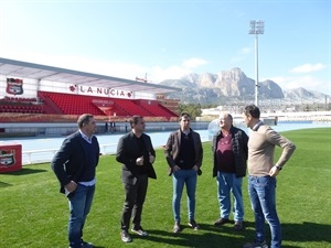 El seleccionador Santi Denia, Salvador Gomar, pte. FFCV, Francis Hernández, Coordinador Categ Inf. Selección, Damián López, delegado Alicante FFCV y Bernabé Cano, alcalde de La Nucía, durante la visita al Estadi Olímpic el mes pasado