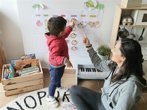 Las madres y familiares se está implicando al máximo para que la educación a distancia funcione