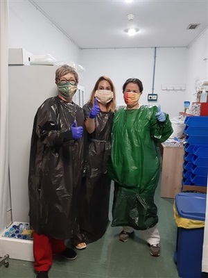 Enfermeras del Hospital de La Vila con el material de la "costura solidaria" de La Nucía