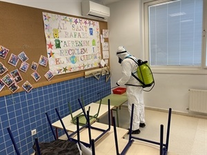 Los servicios técnicos desinfectando las aulas del Colegio Sant Rafel
