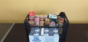 El Ayuntamiento de La Nucía está entregando lotes de comida a los alumnos de Infantil y Primaria con becas de comedor escolar parcial
