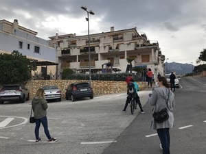 Los donantes guardaron su turno con la distancia establecida fuera del Centro Social El Cirer, hasta que fue su turno.