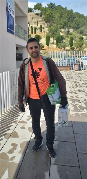 El nuciero David Expósito contribuyendo con sus donaciones a nutrir el Programa de Alimentos