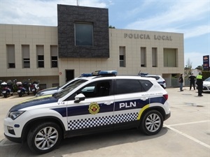 Una desinfección de los coches de la policía local, que complementa la tradicional que se realiza cada día
