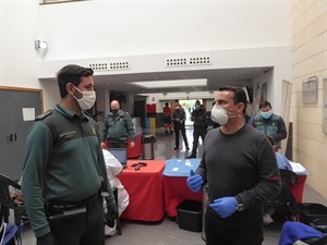 El teniente de la Guardia Civil de Altea conversando con Bernabé Cano, alcalde de La Nucía