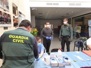 Borja Fernández, teniente Guardia Civil de Altea y Bernabé Cano, alcalde de La Nucía, observan los test rápidos a los guardia civiles