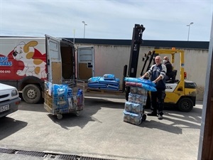 La furgoneta del Refugio de Animales recogiendo las donaciones soldiarias en Tot d'Animals