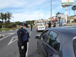 Control policial esta mañana en la rotonda nº5 de La Nucía