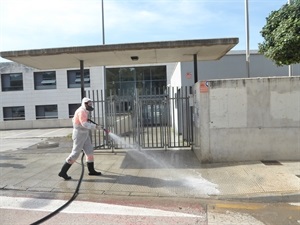 Las aceras y entorno del Instituto desinfectado