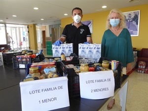 Beatriz Pérez-Hickman, concejala de Bienestar Social y Bernabé Cano, alcalde de La Nucía, junto a los lotes de comida para escolares becados