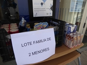 Los lotes de comida se realizan según el número de escolares becados en cada casa