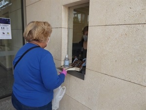 Atención desde la taquilla de venta de entradas de l'Auditori