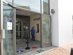 En ninguna Biblioteca se accede dentro del edificio