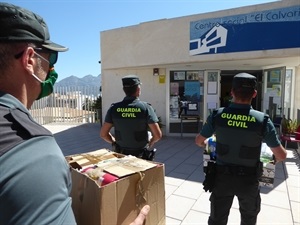 La Guardia Civil de Altea hacía entrega esta semana de una donación solidaria al Programa de Alimentos de La Nucía