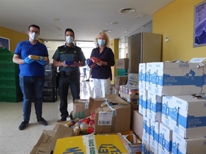 Los concejales Beatriz Pérez Hickman y Pepe Cano junto al Cabo de la Guardia Civil de Altea al finalizar la donación