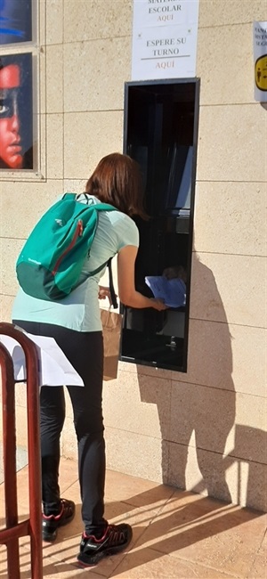 La dirección de los colegios de La Nucía determina los alumnos que necesitan este servicio y los padres pasan a recoger las fotocopias el martes por la mañana