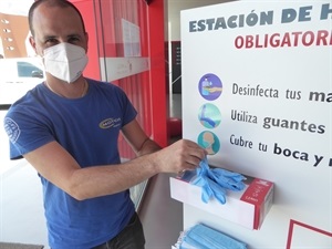 Guantes de plástico en la estación de Higiene