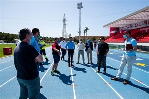 Visita de las delegaciones del Levante UD y La Liga al Estadi Olímpic