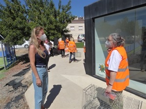 Jessica Gommans, concejala de Protección Animal, hablando con una de las voluntarias de la Campaña