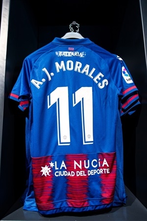 Camiseta del Levante UD con el logo de "La Nucía, Ciudad del Deporte"