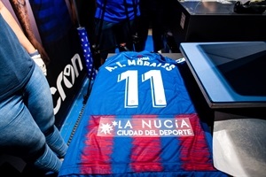 La camiseta del capitán Morales con el logo de "La Nucía, Ciudad del Deporte"