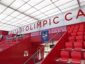El escudo del Levante UD en al grada del Estadi Olímpic