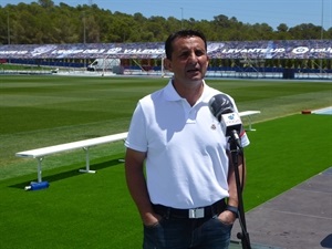 Bernabé Cano, alcalde de La Nucía, hablando sobre el acondicionamiento del estadio