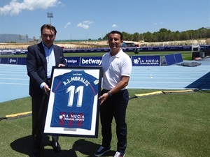 Quico Catalán, pte. Levante UD, entregando la camiseta a Bernabé Cano, alcalde de La Nucía